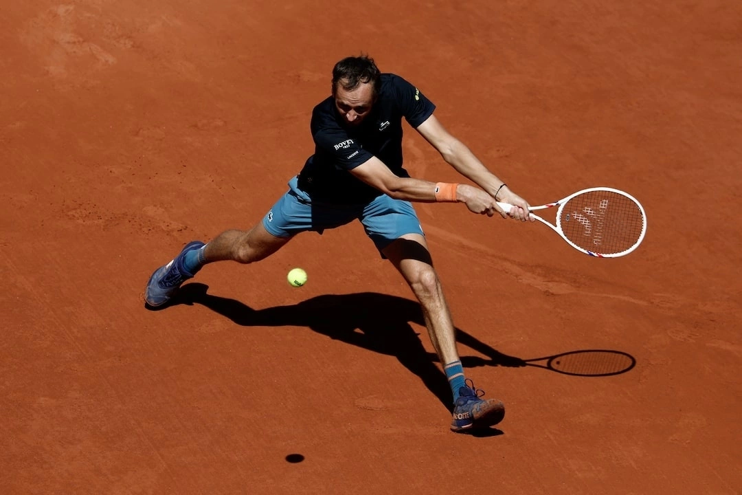 Medvedev lại gục ngã từ vòng một Roland Garros - hình ảnh - vipqq88.com