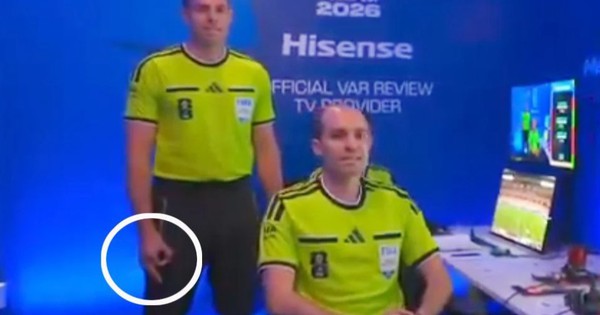Trọng tài VAR World Cup gây tranh cãi với cử chỉ nghi phân biệt chủng tộc, FIFA vào cuộc - hình ảnh - vipqq88.com Trọng tài VAR World Cup gây tranh cãi với cử chỉ nghi phân biệt chủng tộc, FIFA vào cuộc - hình ảnh - vipqq88.com