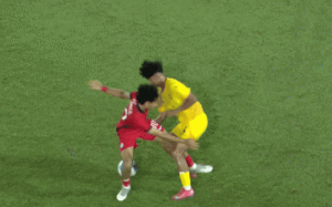 Cầu thủ Malaysia đạp vào ngực đối phương: Bạo lực trên sân U19 Đông Nam Á 2026