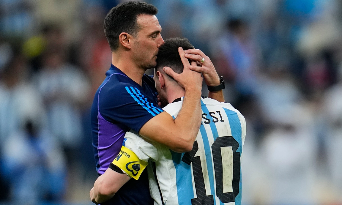 HLV Scaloni: ‘Trước khi ra quyết định, tôi luôn tham khảo Messi’ - hình ảnh - vipqq88.com HLV Scaloni: ‘Trước khi ra quyết định, tôi luôn tham khảo Messi’ - hình ảnh - vipqq88.com