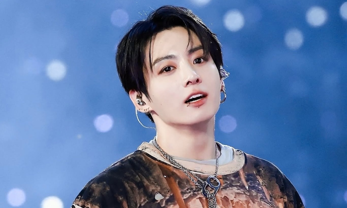 Jungkook diện mốt quần rách của nhà thiết kế Việt trên sân khấu quốc tế - hình ảnh - vipqq88.com Jungkook diện mốt quần rách của nhà thiết kế Việt trên sân khấu quốc tế - hình ảnh - vipqq88.com