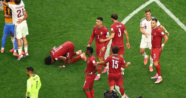 HLV Tây Ban Nha gây sốt với cảnh ôm Ronaldo: ‘Tôi ngưỡng mộ giá trị anh ấy…’ - hình ảnh - vipqq88.com