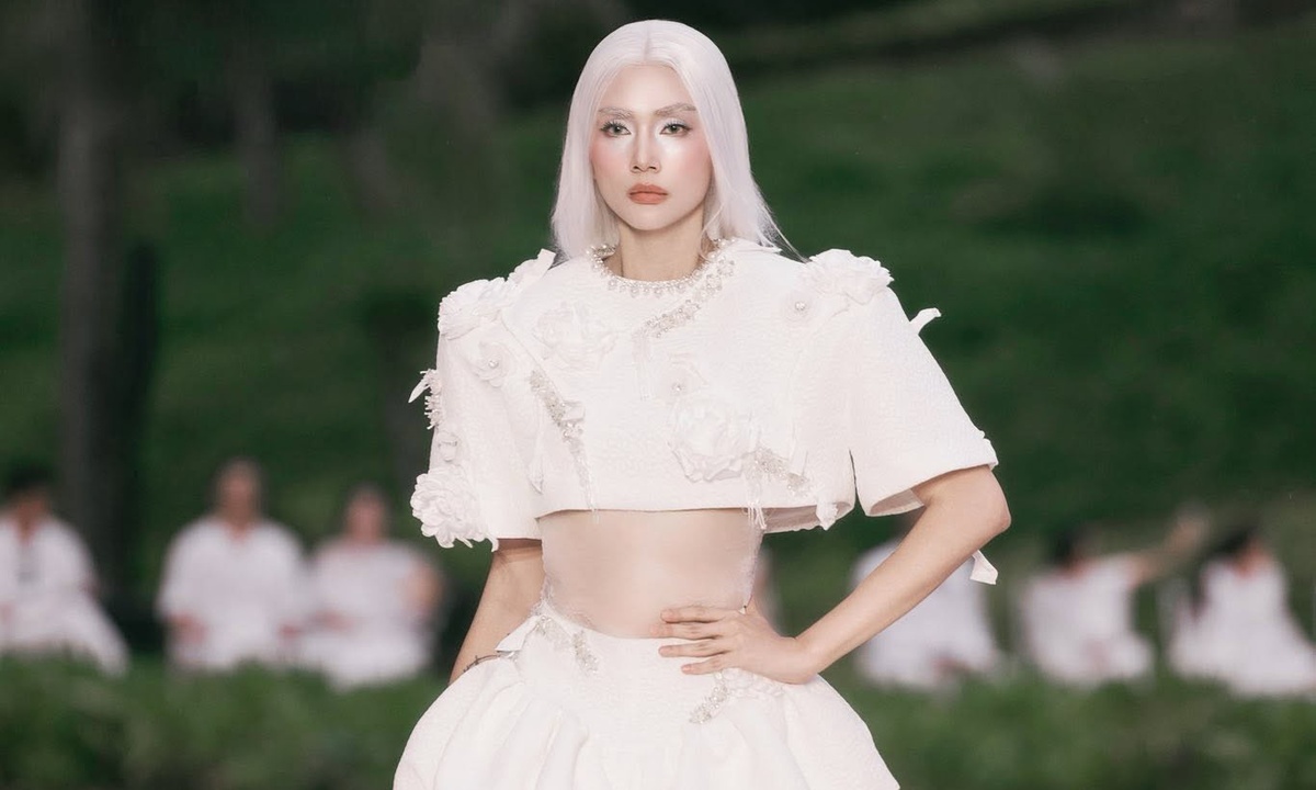 Võ Hoàng Yến catwalk trên môtô địa hình – điểm nhấn show thời trang mùa hè - hình ảnh - vipqq88.com Võ Hoàng Yến catwalk trên môtô địa hình – điểm nhấn show thời trang mùa hè - hình ảnh - vipqq88.com